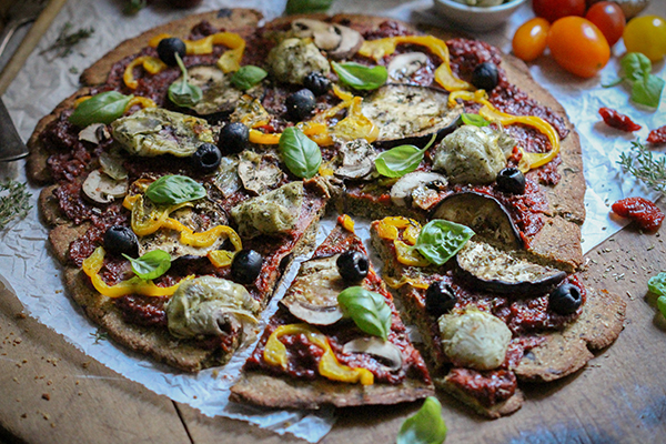 Vegane Knusperpizza mit Auberginenboden