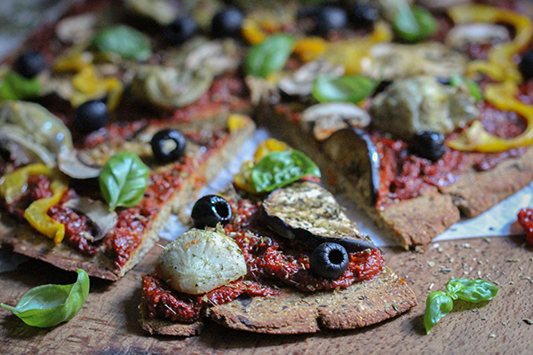 Vegane Pizza mit Auberginenboden - easy-peasy 1-2-3