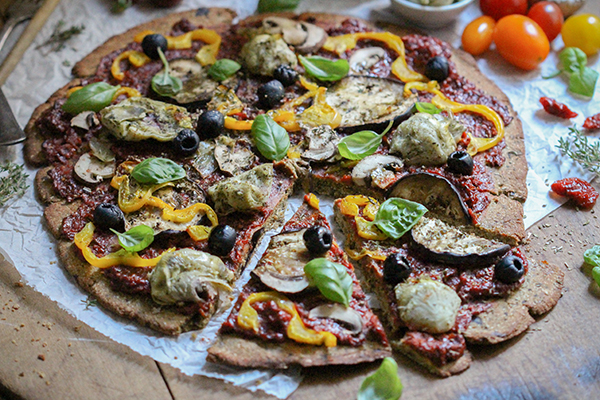 Pizza mit Auberginenboden - glutenfrei, vegan & super easy