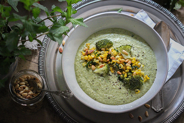 Herrlich gesunde, vegane Brolkkoli-Minz-Suppe mit geröstetem Korn