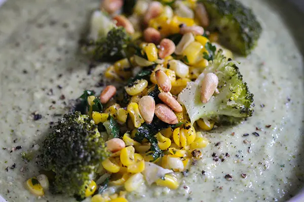 Vegane, gesunde Brokkoli-Minz-Suppe mit geröstetem Mais
