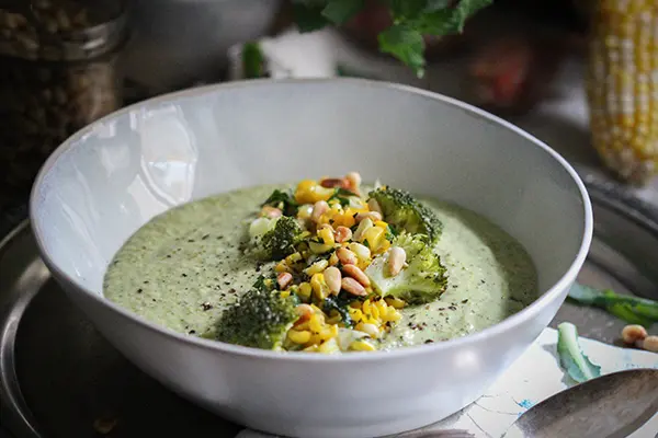 Gesunde, vegane Brokkoli-Minz-Suppe mit geröstetem Mais