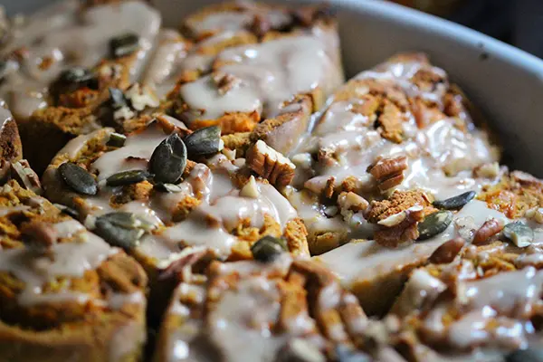 Vegane, glutenfreie Kürbis-Zimt-Rollen