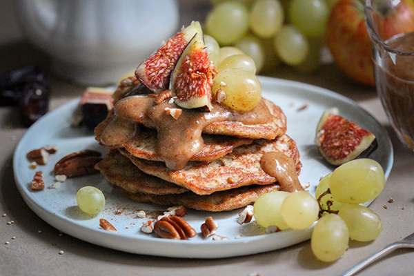 Vegane und glutenfrei: Quinoa-Pancakes mit Dattelkaramell