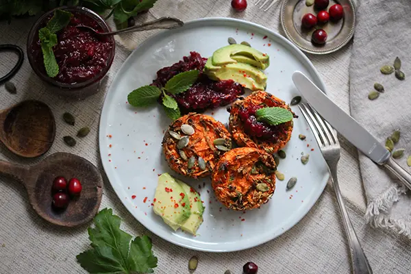 Vegane Süßkartoffel-Muffins mit fruchtigem Cranberry-Chutney