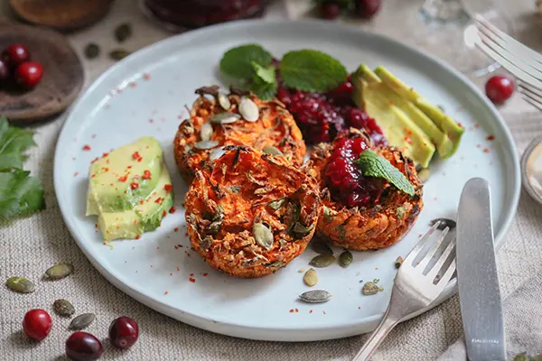 Vegane Süßkartoffel-Muffins mit fruchtigem Cranberry-Chutney