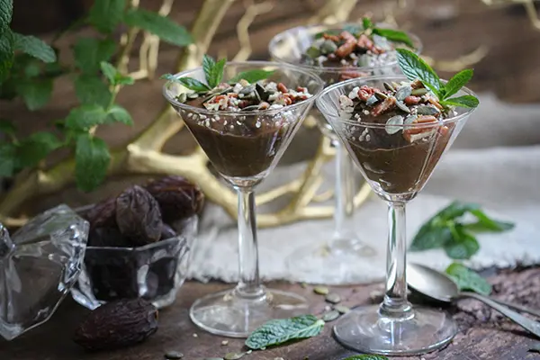 Avocado-Schokocreme mit Nüssen und Kernen