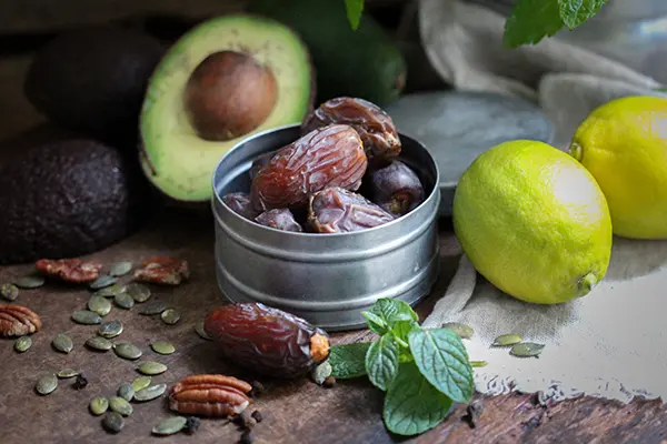 Zutaten für das Avocado-Schokomousse mit Dattelkaramell