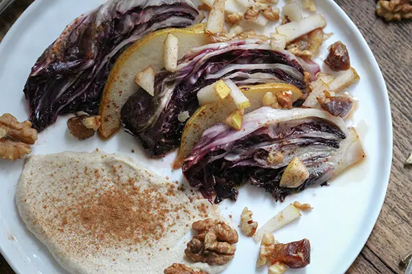 Karamellisierter Radicchio mit Birne und Cashewcreme