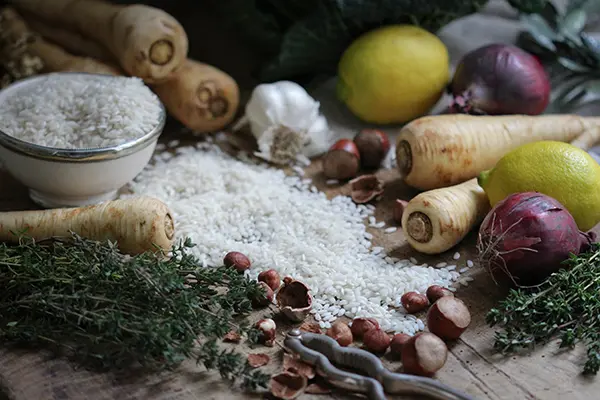 Zutaten für das Pastinaken-Wirsing-Risotto mit Haselnüssen