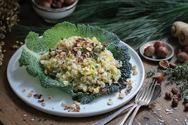 Pastinaken-Wirsing-Risotto mit gerösteten Haselnüssen