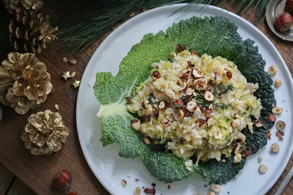 Pastinaken-Wirsing-Risotto mit gerösteten Haselnüssen