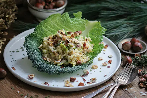 Pastinaken-Wirsing-Risotto mit gerösteten Haselnüssen