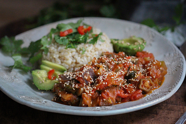 Veganes Auberginen-Okra-Curry mit braunem Reis