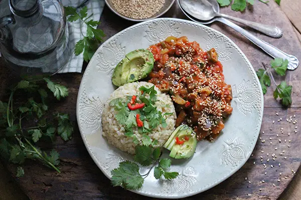 Auberginen-Okra-Curry mit braunem Reis