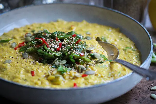 Veganes Blumenkohl-Cashew-Curry mit Zuckererbsenschoten