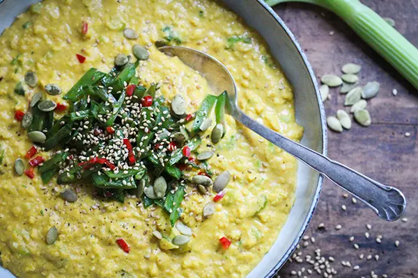 Veganes Blumenkohl-Cashew-Curry mit Zuckererbsenschoten