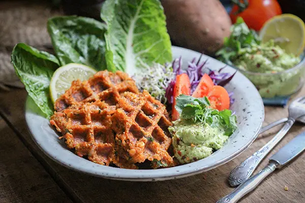 Veggie-Schale mit Quinoa-Linsen-Waffeln und Guacamole
