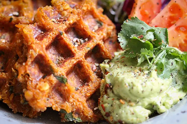 Knusprige Quinoa-Linsen-Waffeln mit Guacamole im Veggie-Schälchen