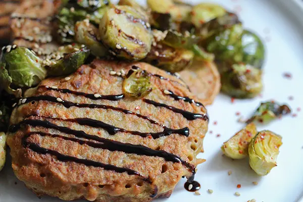 Vegane Möhren-Buchweizen-Puffer mit Ofen-Rosenkohl