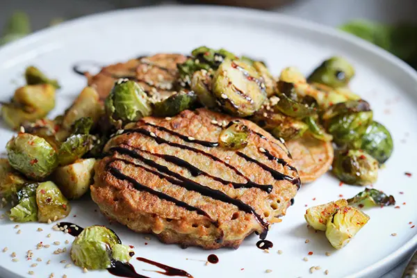 Vegane Karotten-Buchweizen-Puffer mit Ofen-Rosenkohl