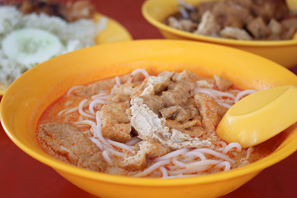 So sieht klassisch veganes Essen in Singapur aus: Fleischersatz in Kokosmilch mit Nudeln