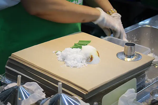 Putu Piring - vegane Reisküchlein mit karamellisiertenm Zucker und Kokosflocken