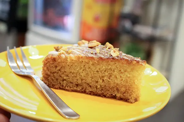 Veganer wallnuss-Orangenkuchen im Well Dressed Singapur