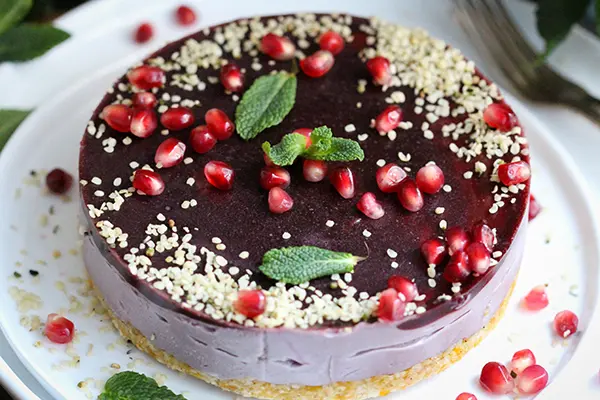Veganer Himbeer-Granatapfel cashew Cake zum Valentinstag
