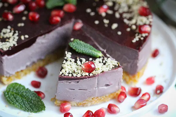 Veganer Himbeer-Granatapfel-Cashew-Cake