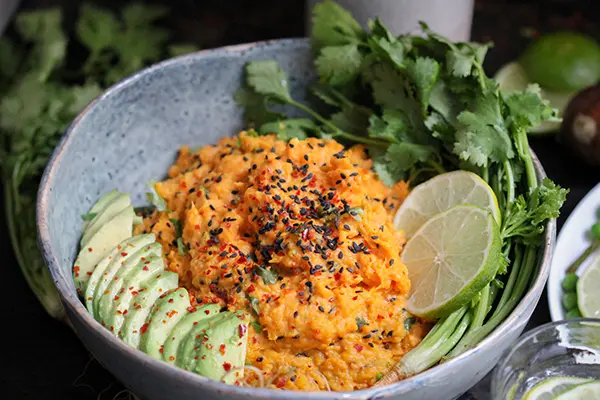 Cremiger Süßkartoffelstampf mit Koriander, Avocado, Erbsen & Bohnen