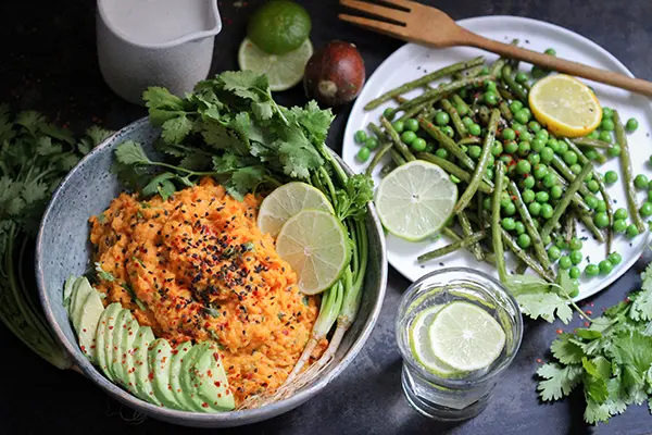 Süßkartoffestampf mit Koriander, Avocado, Erbsen & Bohnen