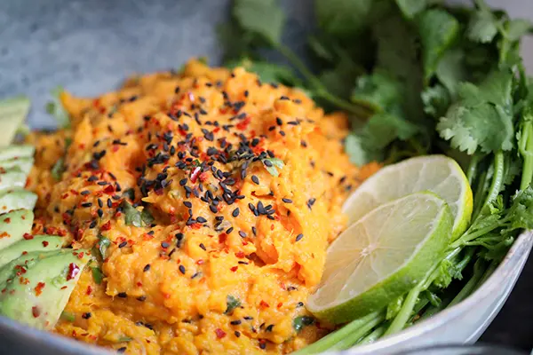 Süßkartoffelstampf mit Avocado, Erbsen und Bohnen