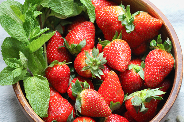 Frische Erdbeeren für leckere vegane Erdbeerrezepte