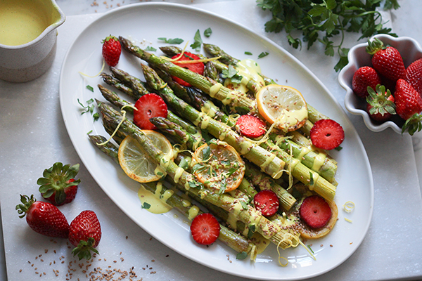 Grüner Ofenspargel mit veganer, cremiger Zitronen-Hollandaise