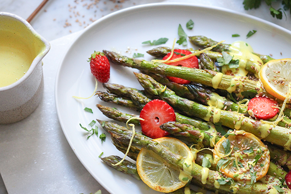 Grüner Ofenspargel mit veganer Bechamelsoße