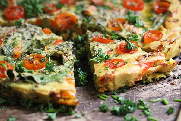 Saftig, fest und doch fluffig - so sollte eine vegane Frittata sein!