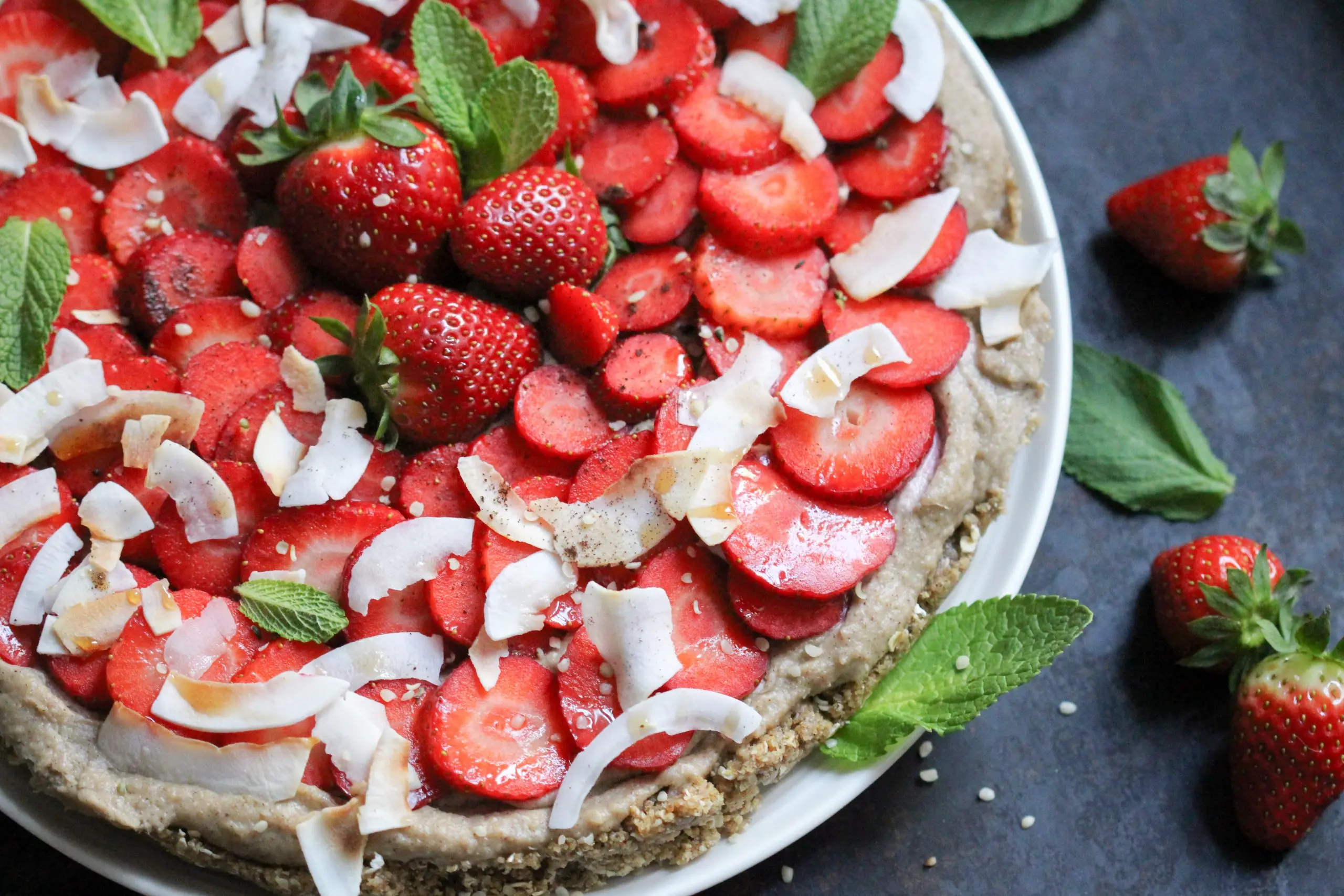 Roh-veganer Erdbeer-Kuchen