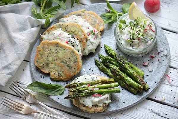 Vegane Spargel-Pancakes mit frischem Frühlings-Dip
