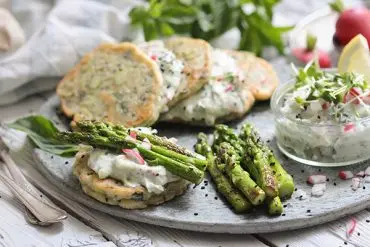Vegane Spargel-Pancakes mit erfrischendem Radieschen-Gurken-Dip und Minze