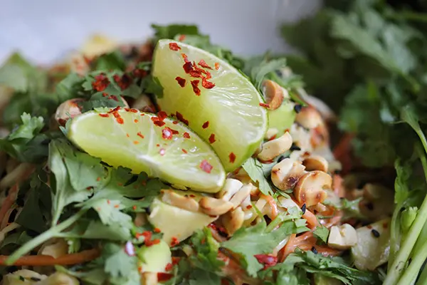 Die gerösteten Erdnüsse sind das Highlight des Gerichts und machen es erst so richtig knusprig-lecker