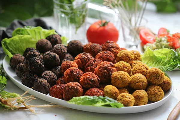 Super leckere vegane Snack-Balls schwarz, rot, gold
