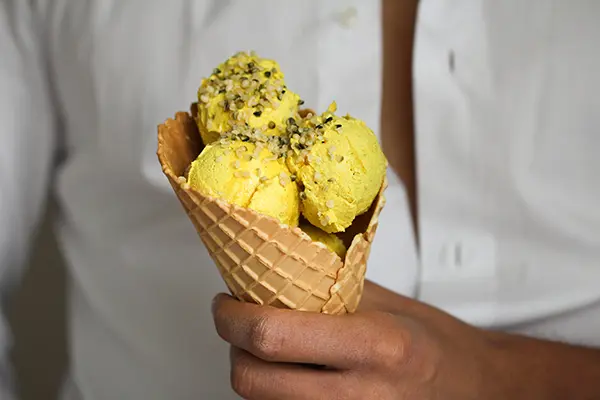 Goldene Milch als Eis - Kurkuma-Genuss pur