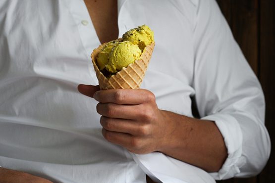 Goldene Milch-Eiscreme - Cremig kalter Superfood-Genuss ohne ...