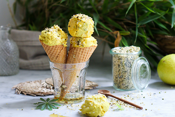 Goldene Milch-Eiscreme - Cremig kalter Superfood-Genuss ohne ...