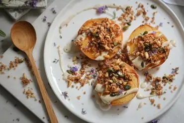 Ofenpfirsiche mit Granola