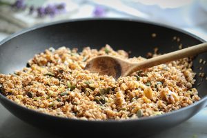 Knuspriges Granola, das in der Pfanne zubereitet und angeröstet wird