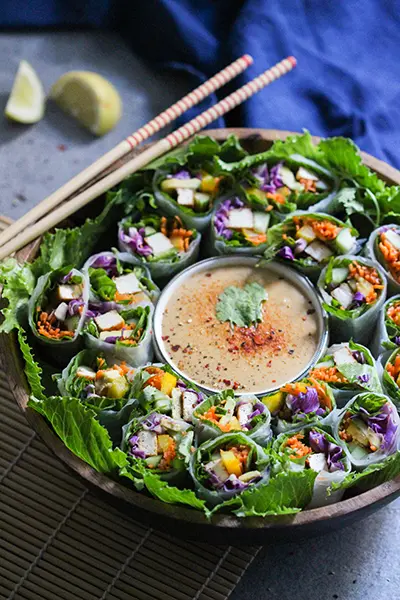 Bunte Sommerrollen mit Tofu und Ernussdip