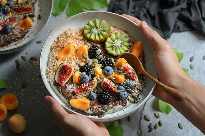 Buchweizen-Heidelbeerporridge mit Kokos und Obst