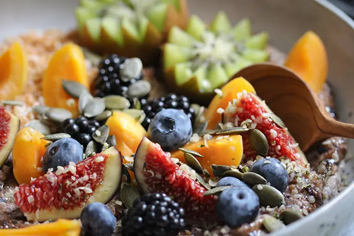 Buchweizen-Heidelbeer-Porridge mit Kokos und Obst